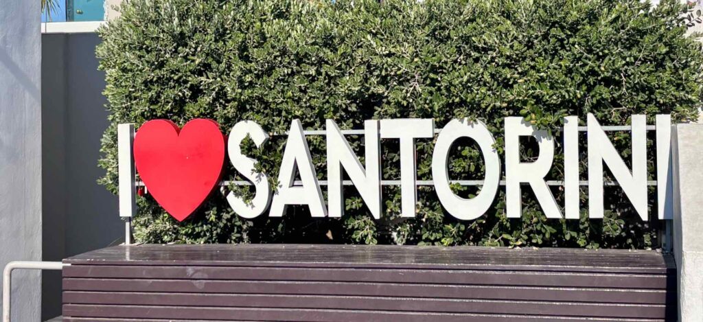 Schriftzug "I love Santorin" vor einer Hecke in Fira - Santorin.